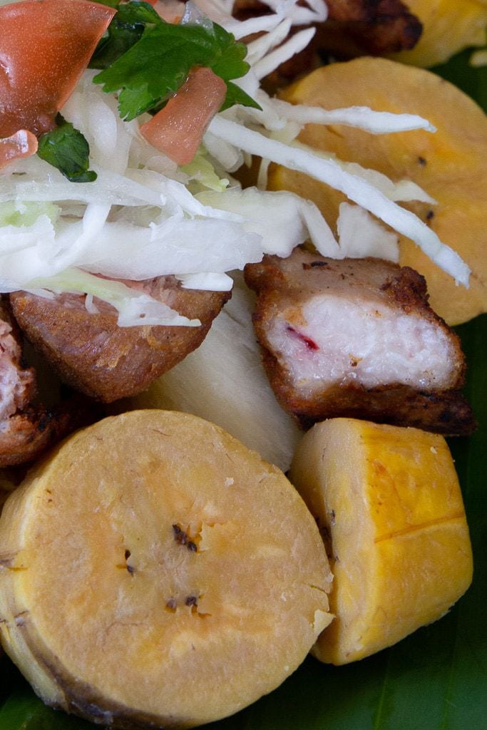 tajadas de platano verde con chicharron
